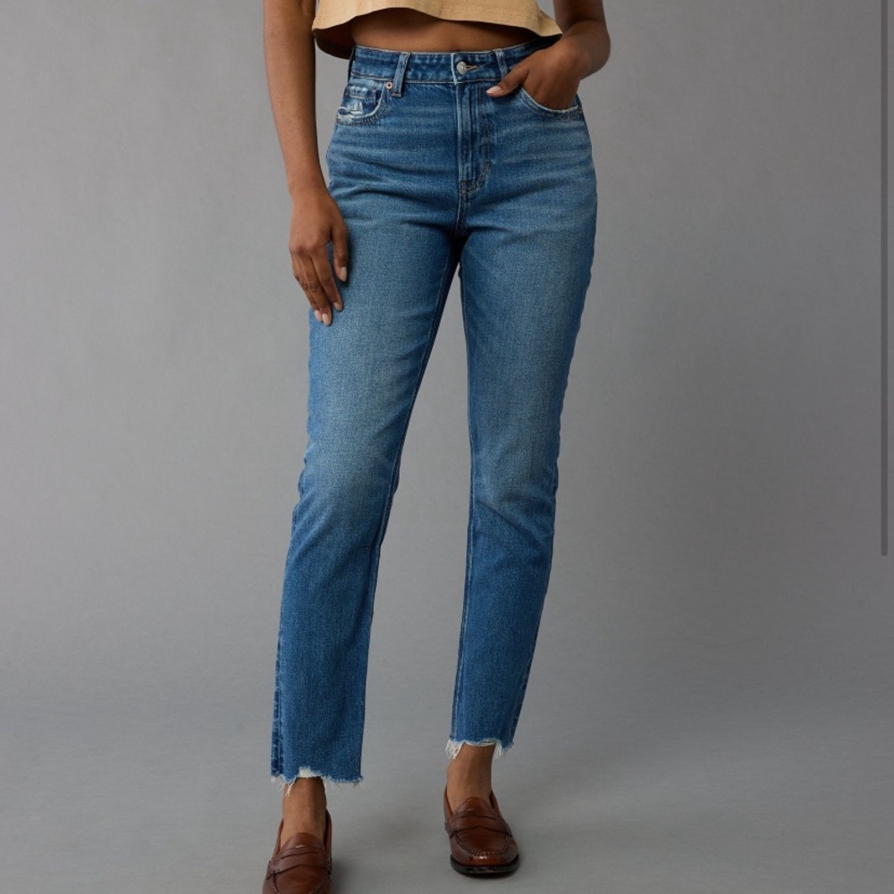 American Eagle Strigid Mom Jeans 2 Short